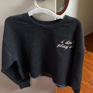 This cute cropped oversized at the sleeve crewneck is so cute! Good for winter